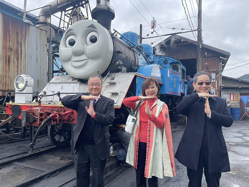 大井川鐵道「Day Out With Thomas」 4 月 26 日起開跑，大小朋友可搭乘「湯瑪士」實體火車，展開一場難忘的鐵道之旅。圖左起為大井川鐵道社長鳥塚亮、台北駐日經濟文化代表處橫濱分處處長張淑玲、台北數位集團藍信彰博士。圖／台北數位集團提供