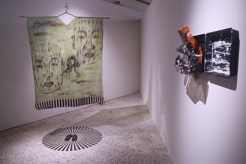 「在綠光中起舞」展出 20 多件作品，盼能讓參觀者在充滿藝術的環境中，得到身、心、靈精神療癒般的愉悅氛圍