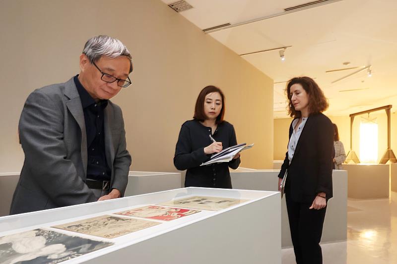 文化部長李遠（左）參觀「無序樂章：聲音藝術之旅」展覽，由策展人瑪切拉‧利斯塔（Marcella Lista，右）導覽，介紹龐畢度中心豐富的新媒體藝術典藏。