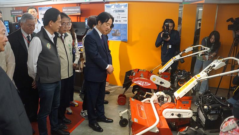 賴清德總統與貴賓參訪充電樁研製場域、電動車基地相關培訓室及場域