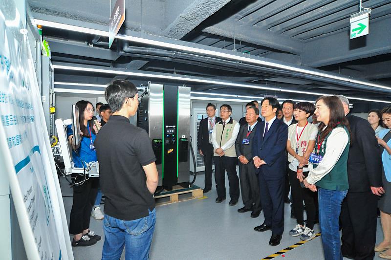 賴清德總統與貴賓參訪充電樁研製場域、電動車基地相關培訓室及場域
