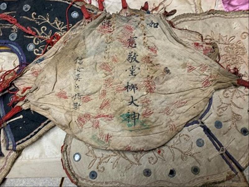 全臺白龍庵如性慈敬堂八家將早期衣飾 (圖為全臺白龍庵如性慈敬堂八家將提供)