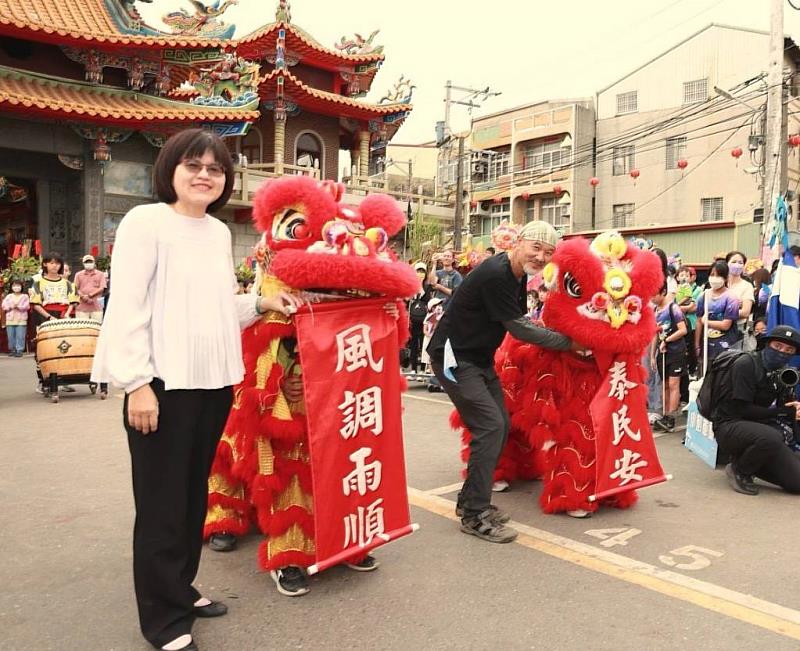 海洋委員會林麗英處長與臺南市安南區和順國民小學醒獅戰鼓隊合影