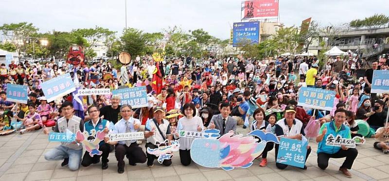 「江海頌歌」大遊行合影（右4起為臺南市葉澤山副市長、海洋委員會林麗英處長、左3為臺南市政府文化局林韋旭代理局長）