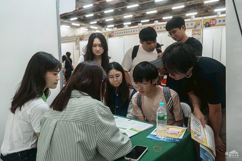 僑生現場向企業諮詢職缺條件