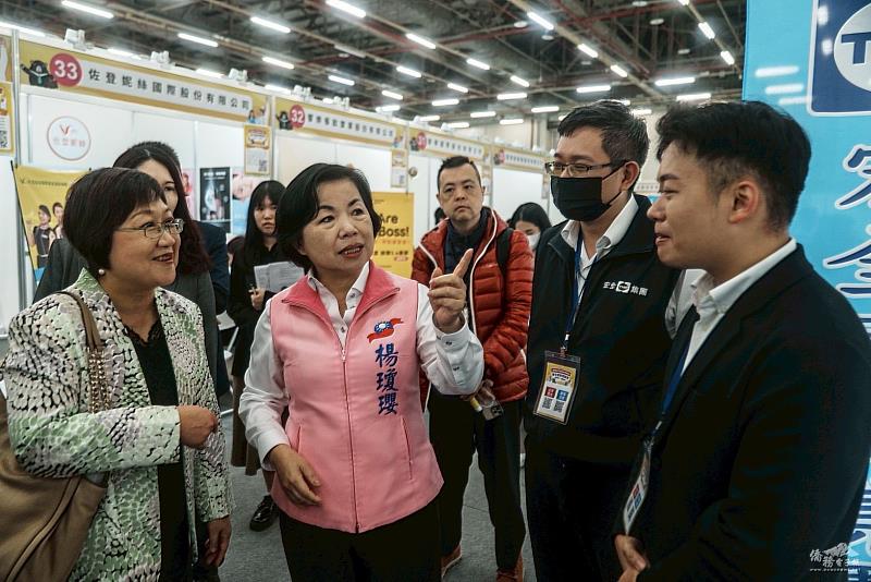 徐佳青和楊瓊瓔與參展企業交流
