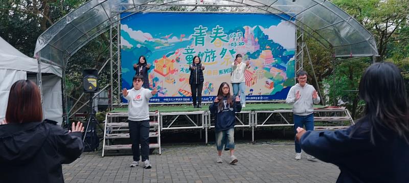 「青春童遊祭」的話題熱度持續，成為近期全台最具回憶殺的大學活動活動，這場健康操快閃活動，不只是懷舊，更是創意的展現。