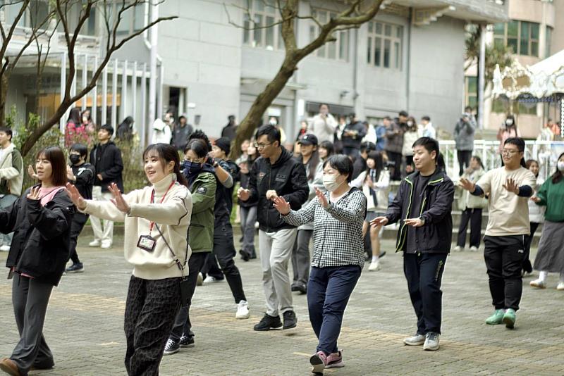 「百人健康操」，號召破百位師生齊聚百花池，在陽光下大跳經典健康操。