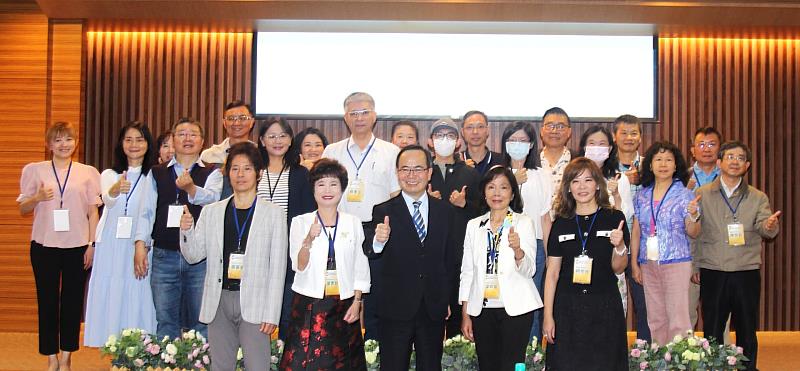 南臺科大周德光副校長（第一排左三）與舉辦「2025第十八屆全國高中職經營企劃案暨專題製作競賽」商管學院教師與評審團合影，共同見證青年學子的創新能量。