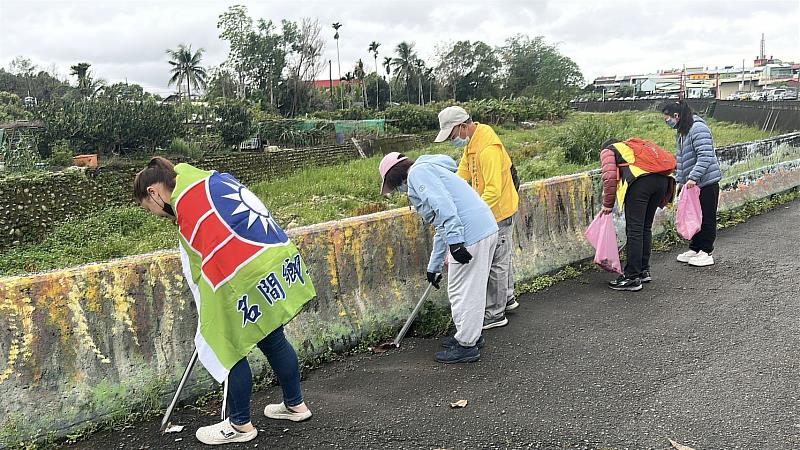 溪流沿岸撿拾垃圾