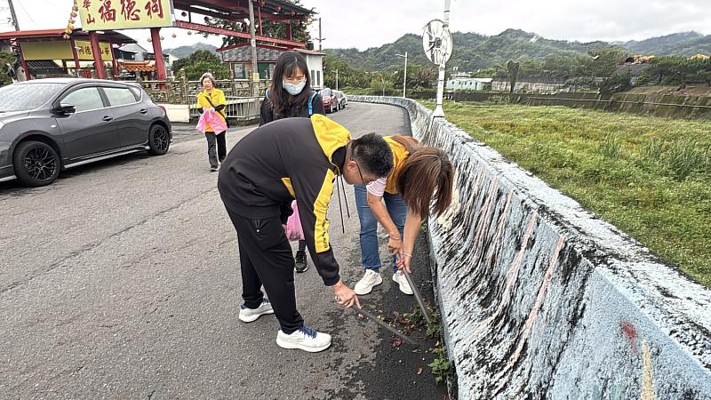 溪流沿岸撿拾垃圾