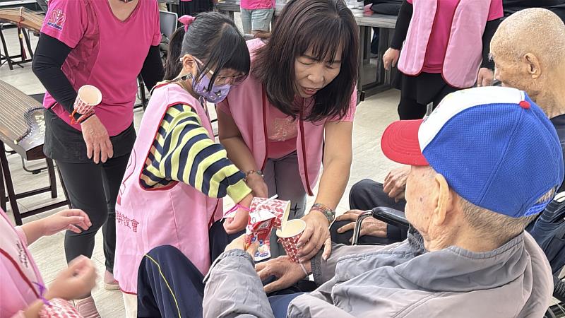 小朋友與長輩互動傳球遊戲