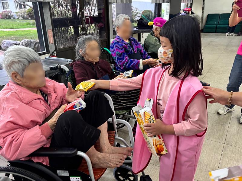 小朋友與長輩分享點心