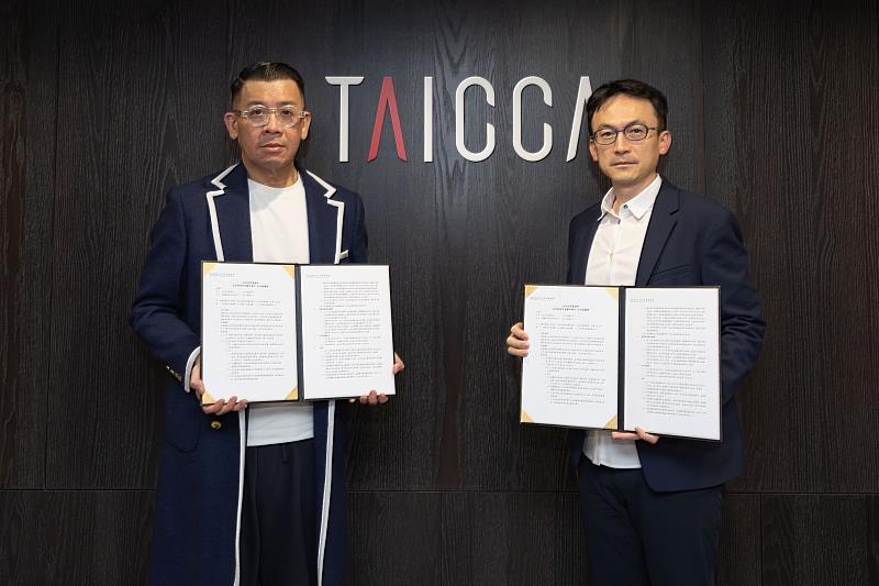 文策院董事長蔡嘉駿(左起)與 HTC VIVERSE 總經理林俊吳合影。(圖/文策院)