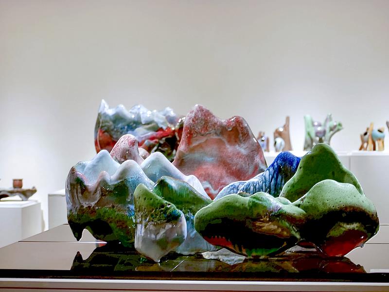 展場一隅|山水如夢,釉色流轉許旭倫老師的陶藝作品,以絢麗釉彩交融山形意象,彷彿讓觀者置身雲水之間,在釉色層疊的紋理中,靜靜感受大地的律動。