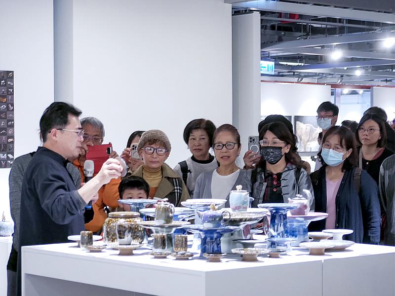 許旭倫老師親自導覽,現場互動熱絡展覽開幕當日,許旭倫老師帶領現場貴賓與觀眾深入作品脈絡,大家聚精會神聆聽、熱情發問,展場充滿對陶藝創作的熱愛與交流的溫度。