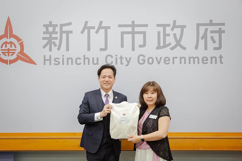 代理市長邱臣遠贈市府紀念品庫比蒂諾新竹姊妹市協會會長  林嘉靖
