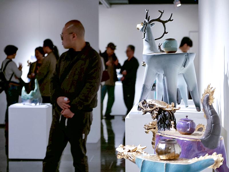展場一隅|細節見匠心,釉火間的生命節奏豐富的肌理與器型設計,映照許旭倫對材質掌握與創作哲思的深厚功力,每一件作品都宛如一則靜默卻深刻的生命寓言。