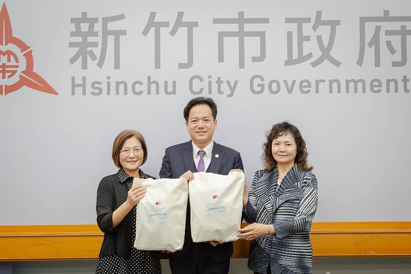 代理市長邱臣遠贈市府紀念品予庫比蒂諾新竹姊妹市協會副會長 陳曉芸(左)、庫比蒂諾新竹姊妹市協會副會長宋貞