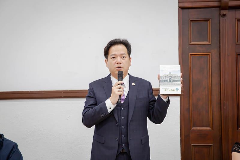 代理市長邱臣遠特別介紹新竹市城市介紹手冊，並贈送師生們