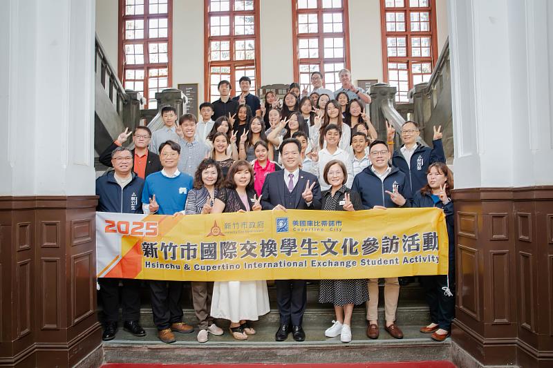 庫比蒂諾師生至竹市進行8天文化參訪,  代理市長邱臣遠與師生合影