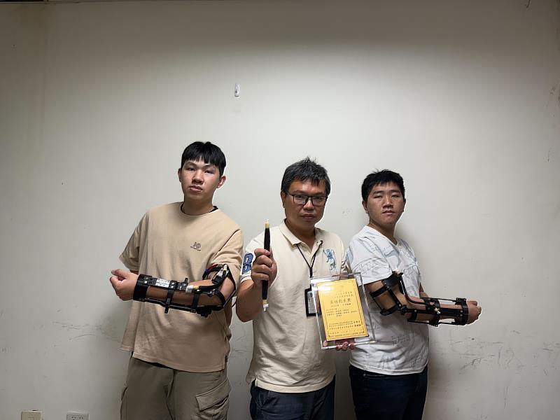劉鑑德助理教授(中)團隊開發作品「氣動肌腱之磨潤性質的研究」獲得競賽與發明專利肯定