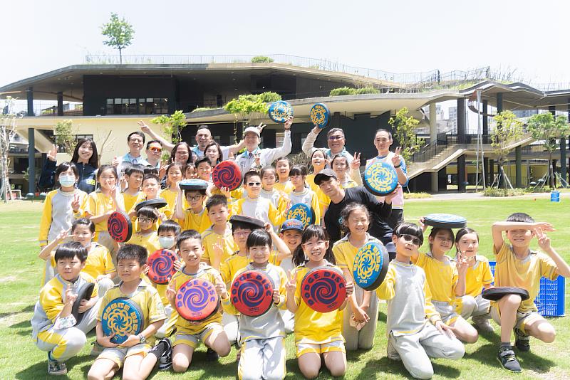 邱代理市長今日與關埔國小的孩子們一起在中央草原玩飛盤同樂