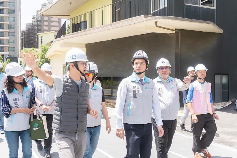 邱臣遠代理市長視察關埔國小三期景觀工程