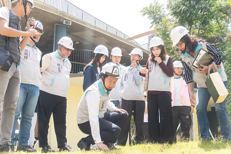 邱臣遠代理市長視察關埔國小三期景觀工程