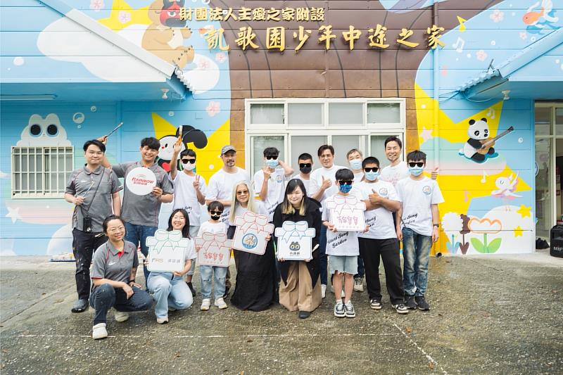 ▲凱歌園正副執行長偕院生代表、等家寶寶協會理事長與執行長、插畫家小油画、春妹生活計劃執行團隊等十餘人，一同見證彩繪牆完工儀式。