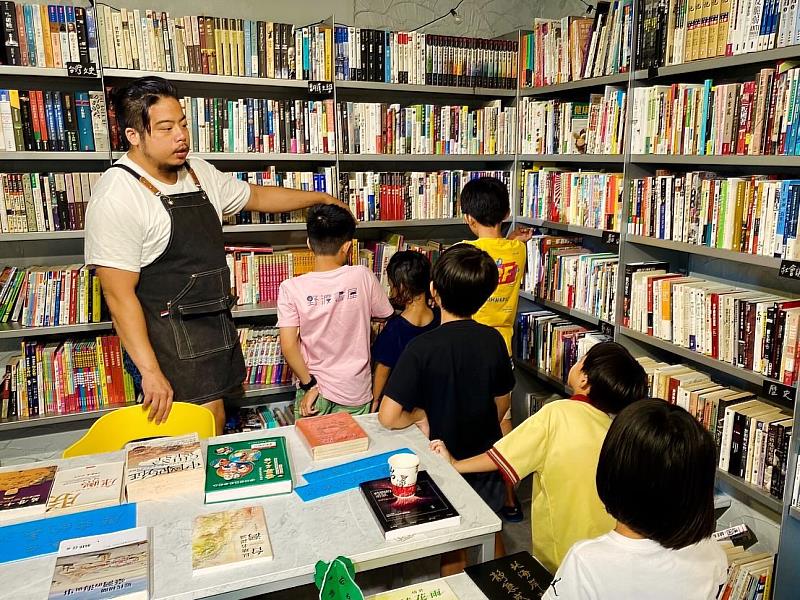 野渡書屋113年提出「走讀山海，書寫三芝：野渡文學獎」計畫，帶領學員透過走讀深入觀察在地，並利用書店豐富的書籍資源，讓學生挑選適宜的參考資料進行寫作