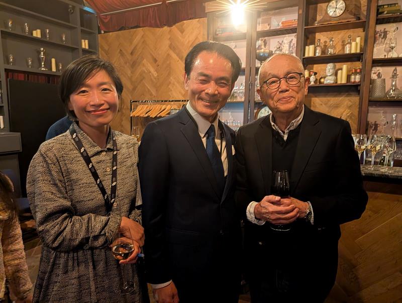 導演陳坤厚受邀為多場放映進行導讀與座談（左起：策展人趙賢真、駐英國公使柳惠千、導演陳坤厚）（駐英國代表處文化組提供）