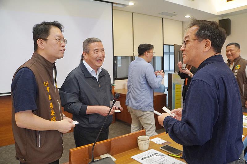 彰化縣中小企業榮譽指導員協進會賴英瑄會長(左)等人到場參加說明會