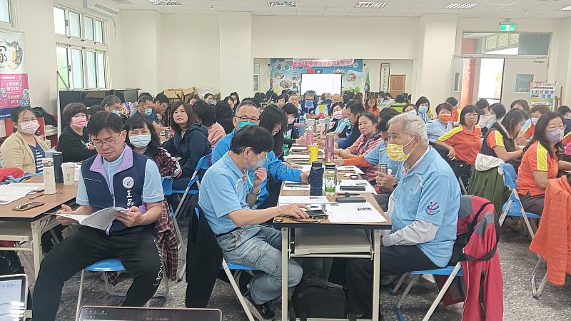 義工夥伴聚精會神地聽課,認真投入學習