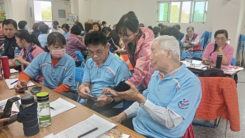 侯姵伃講師指導義工夥伴操作手機影片後製