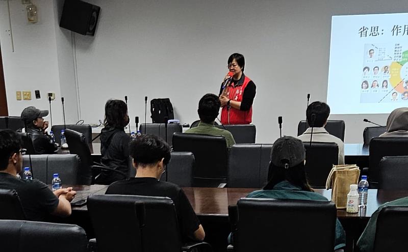 楊華美議員與發社系師生分享個人政治工作經驗並勉勵學生積極參與公共事務。