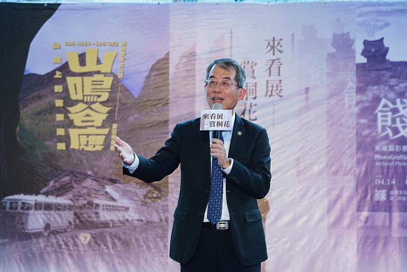 圖3 交通部公路局陳文瑞局長為「山鳴谷應─公路上的客家凝視」特展致詞