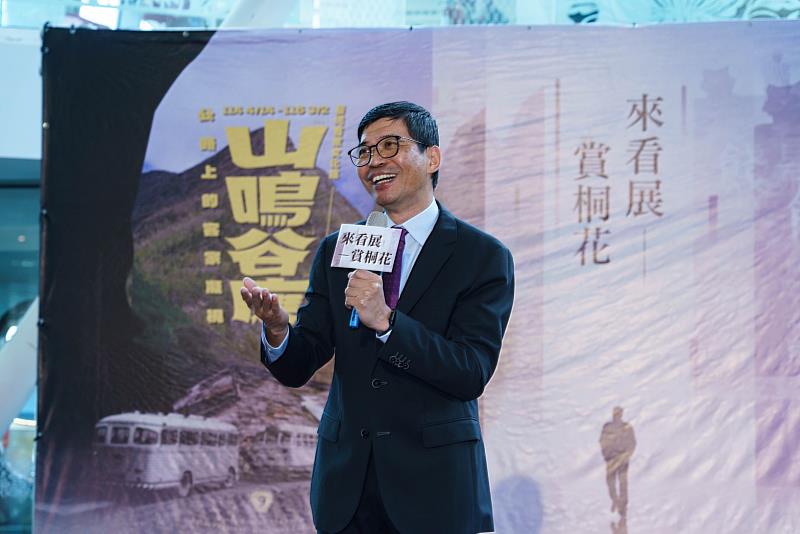 圖2 客發中心何金樑主任在致詞時,特別感謝交通部公路局合作給予的能量與幫助,以及花東地區貴賓的家族遷移故事,讓特展更加豐富多元