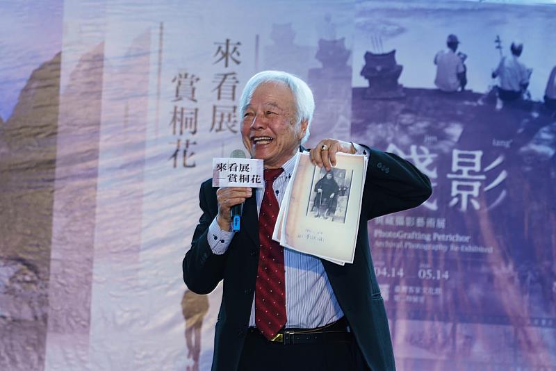圖4 葉仁基委員在致詞時講述家族自阿公時代從苗栗南庄移墾至花蓮玉里的故事