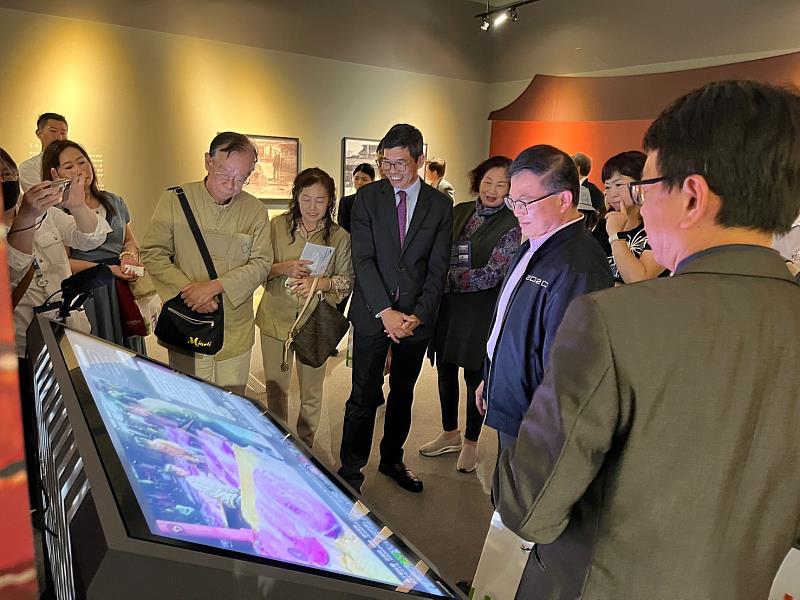 圖5 「餞影─典藏攝影藝術特展」讓觀展民眾可透過客語、華語、英語即時與AI對話，以科技互動趣味性來推展客家文化