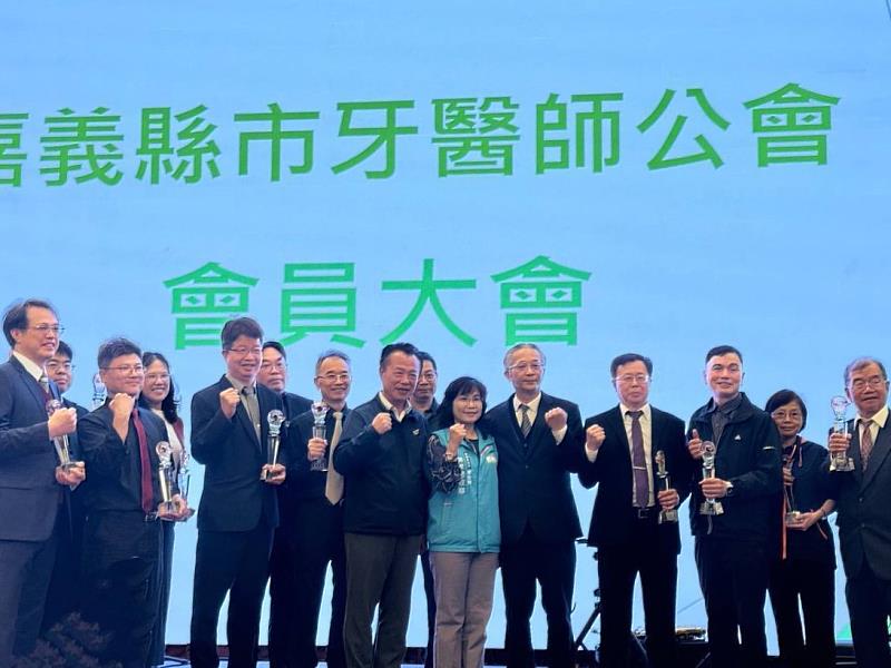 嘉義縣樂齡假牙服務邁入第七年 縣長翁章梁表揚張世諴理事長醫療貢獻