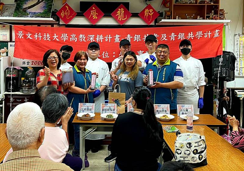 景文科大義廚陪長者手作拼貼杯墊增強手腦協調能力。