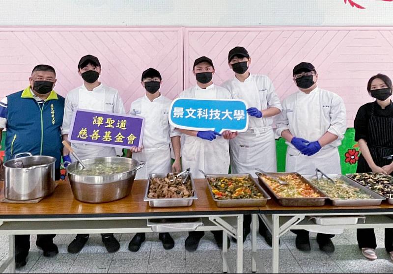 景文科大義廚陪長者手作拼貼杯墊增強手腦協調能力。