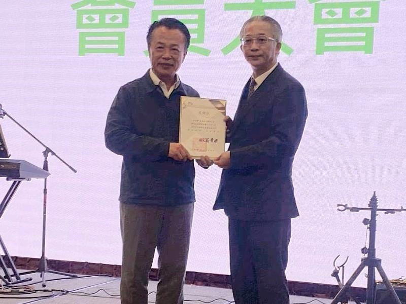 嘉義縣樂齡假牙服務邁入第七年 縣長翁章梁表揚張世諴理事長醫療貢獻