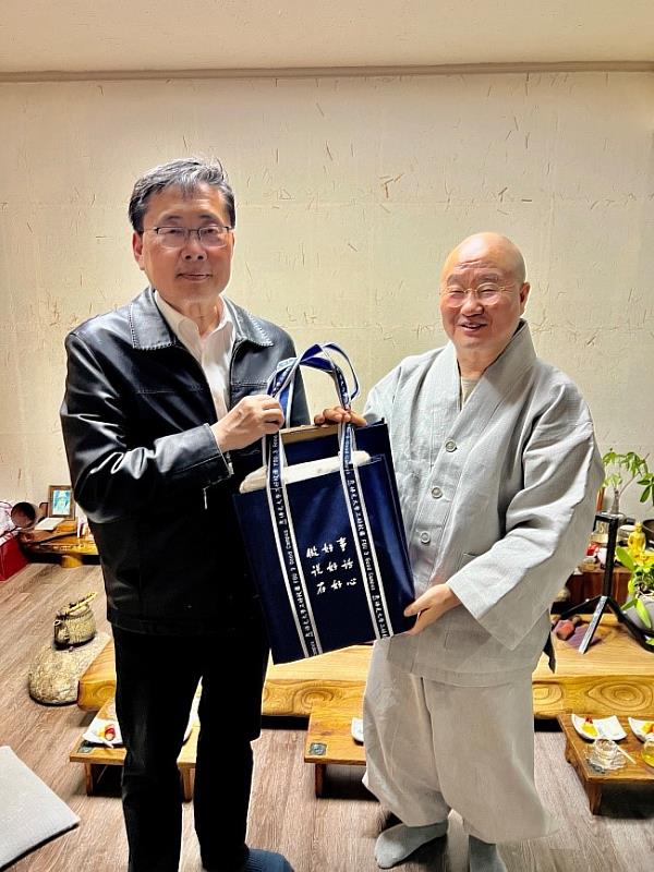 佛光大學趙校長與弘法寺住持深山法師合影。