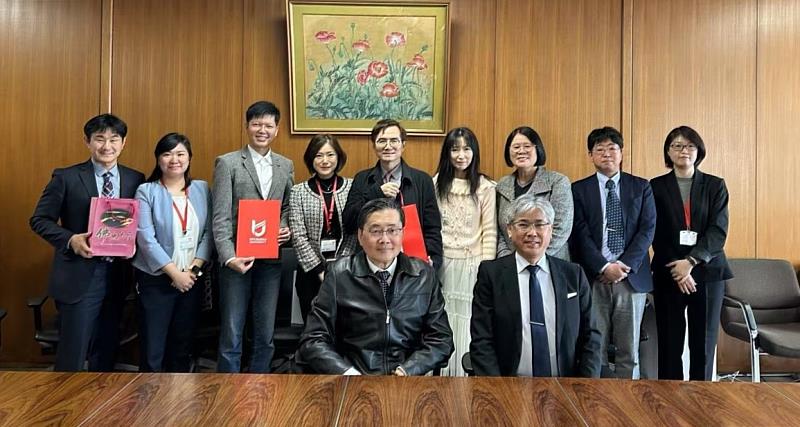 佛光大學趙校長(前左)率領團隊拜訪日本龍谷大學安藤校長(前右)。