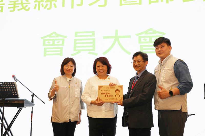 護家四無礙榮獲113年政府服務獎肯定 黃敏惠市長頒獎共享榮耀