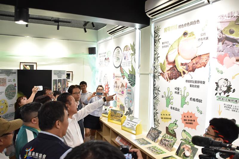 諸羅樹蛙生態教育館揭牌啟用，翁章梁縣長與南華大學高俊雄校長及貴賓一同入內參觀。
