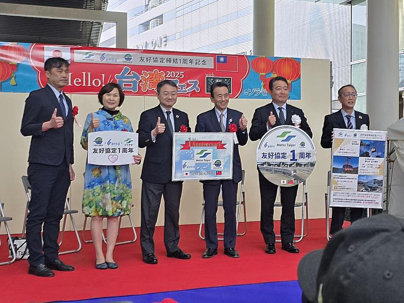 台北捷運與靜岡縣的遠州鐵道以及天龍濱名湖鐵道，4/13 舉行慶祝締結姐妹鐵道的一周年慶典活動。照片左起為台北捷運劉副處長、駐日代表處橫濱分處張處長、濱松市中野市長、靜岡縣鈴木知事、遠州鐵道丸山社長、濱名湖鐵道松井社長。圖／台北數位集團提供