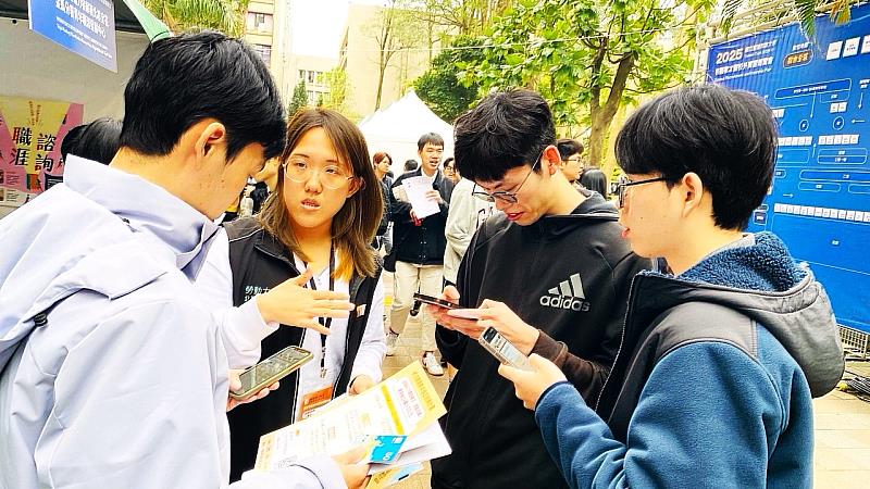 北分署深入校園徵才活動宣導「初次尋職青年穩定就業計畫」，鼓勵青年善用勞動部資源